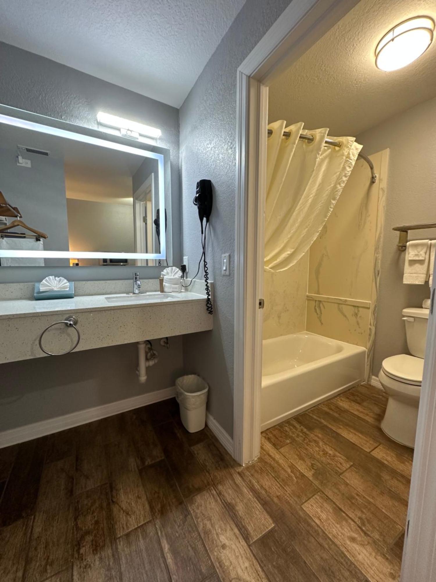 Lantern Inn&Suites - Sarasota South Bradenton Bagian luar foto