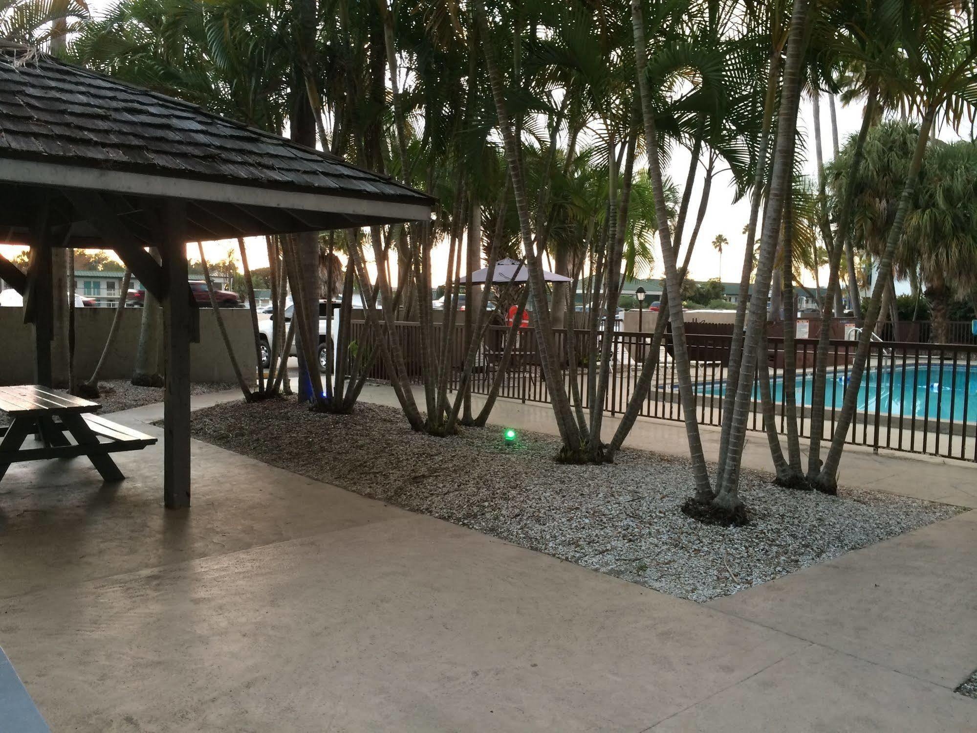 Lantern Inn&Suites - Sarasota South Bradenton Bagian luar foto