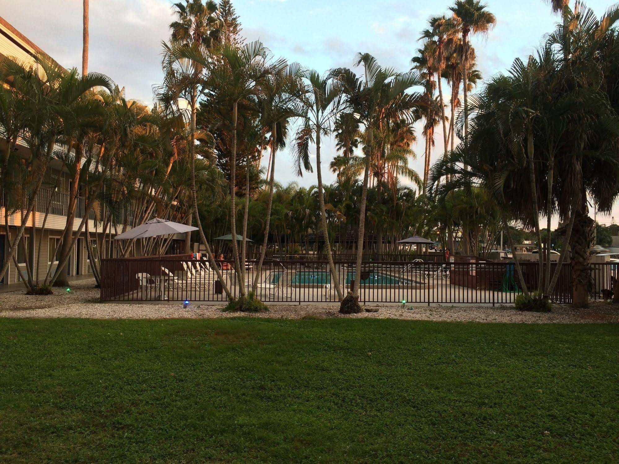 Lantern Inn&Suites - Sarasota South Bradenton Bagian luar foto