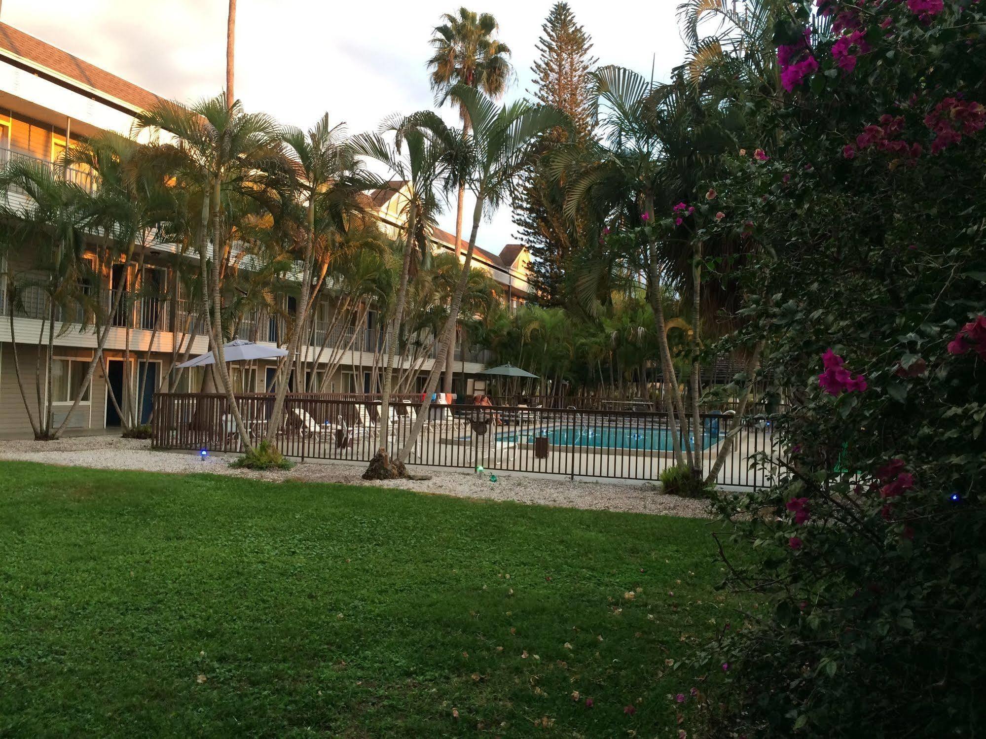 Lantern Inn&Suites - Sarasota South Bradenton Bagian luar foto