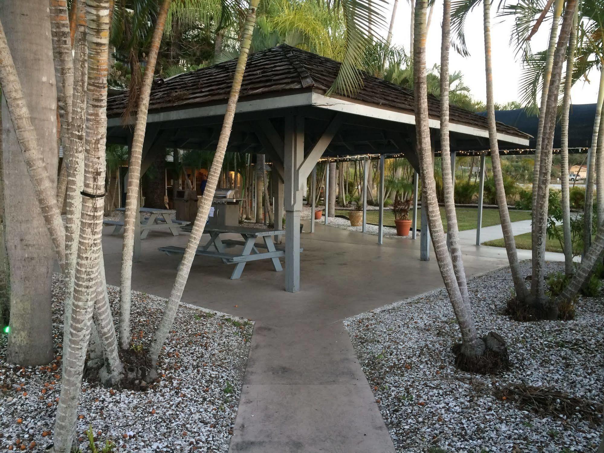 Lantern Inn&Suites - Sarasota South Bradenton Bagian luar foto
